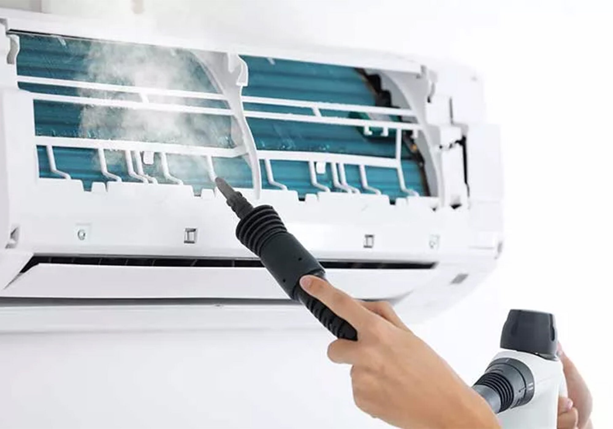 Eine Klimaanlage wird mit Trockendampf gereinigt