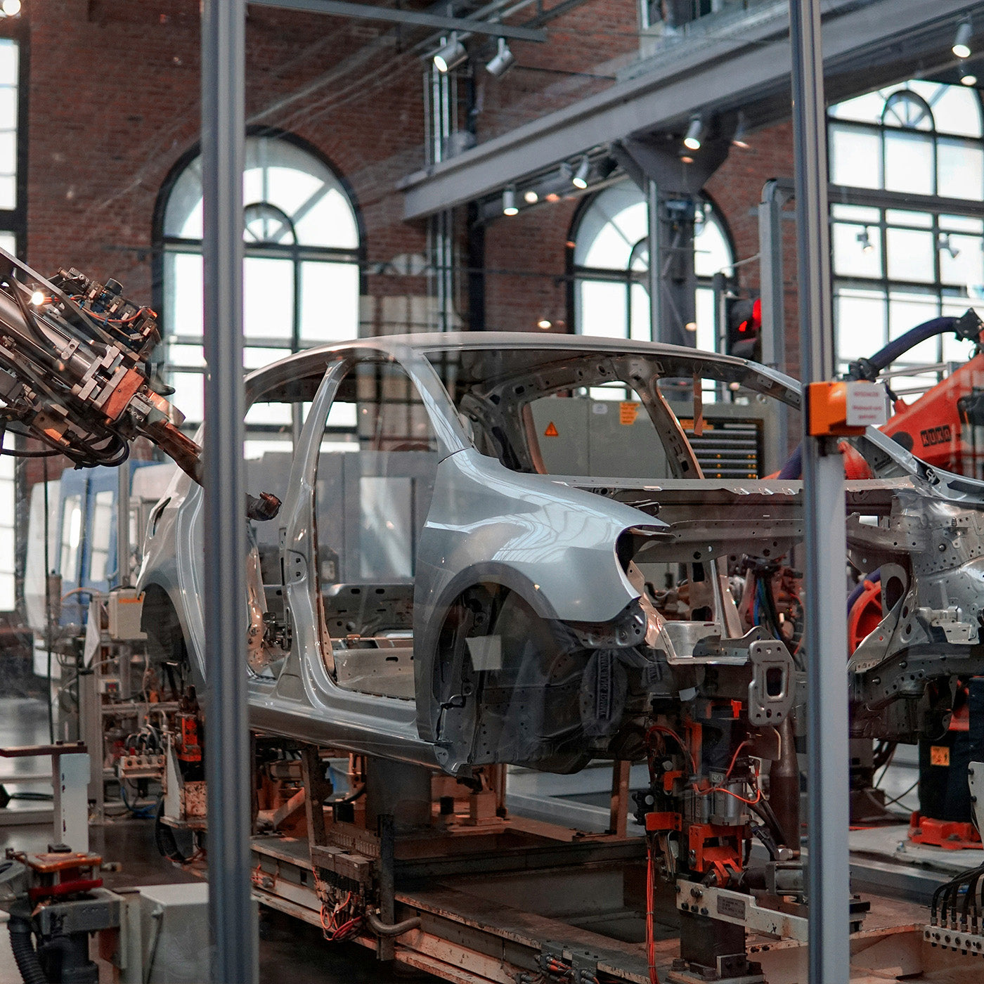 Ein Auto wird an einer Produktionsstraße von Roboterarmen zusammengesetzt