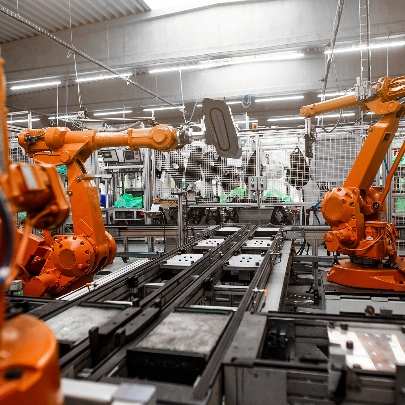 Eine Produktionslinie in einer Fabrik in der Roboterarme an einem Transportband stehen