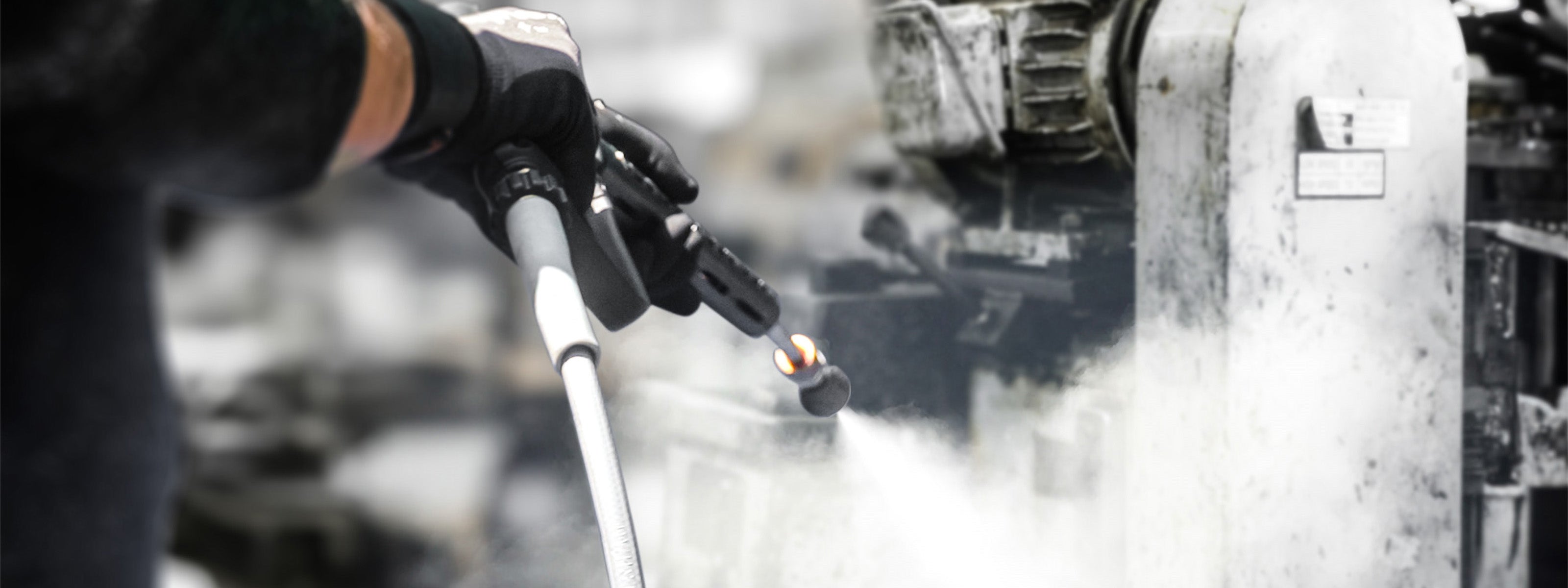 Eine Anlage wird mit einem FRANK Hybridreiniger gereinigt