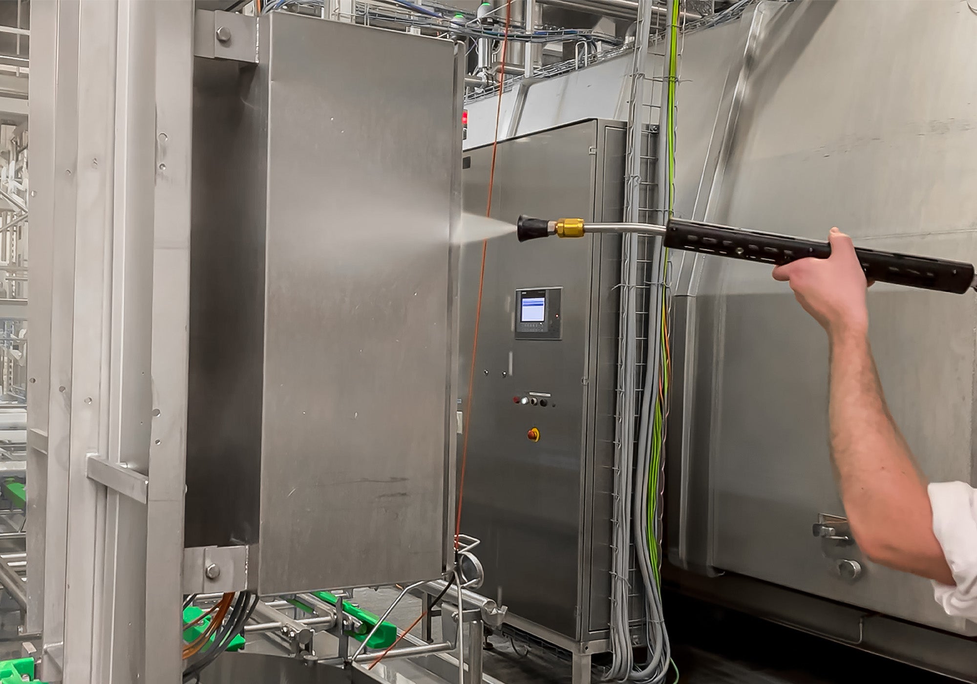 Eine Maschine wird mit einem FRANK FE Hybridreiniger gereinigt