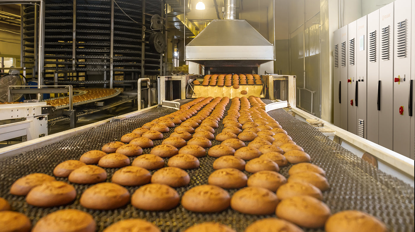 Ein FRANK Dampferzeuger steht neben einer Backstraße in einer Großbäckerei