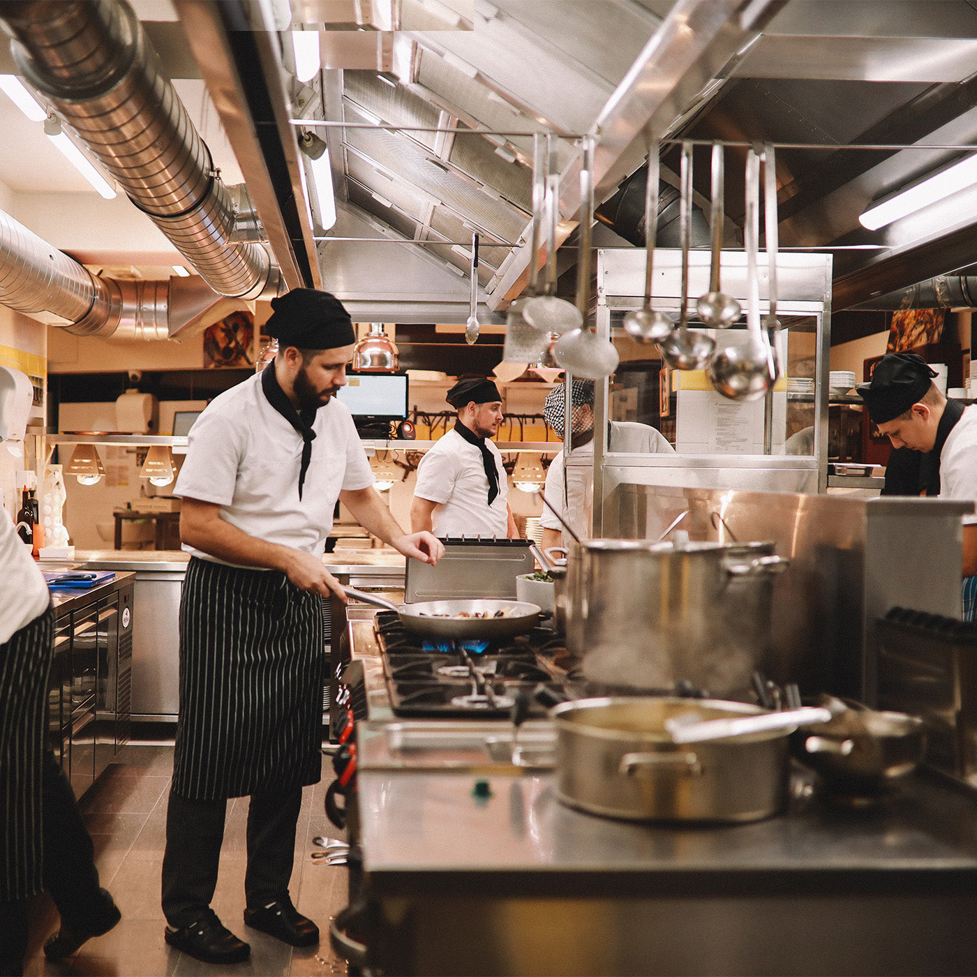 Köche arbeiten in einer professionellen Restaurantküche